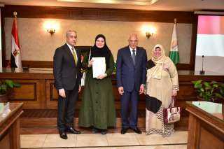 وزير العمل ومحافظ الجيزة يُسلمان...