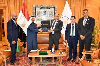 رئيس جامعة حلوان يستقبل الملحق...