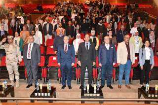 رئيس جامعة حلوان يكرم الطلاب...