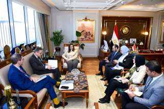 وزيرة الهجرة تبحث مع السفير...