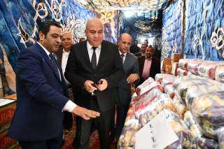 محافظ قنا يفتتح معرض اهلا...