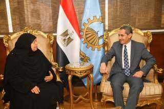 محافظ الغربية يكرم الحاجة زينب...
