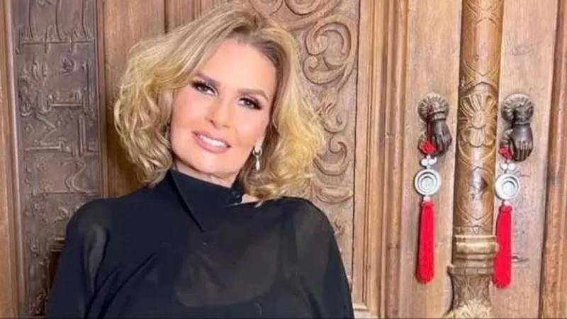 الفنانة يسرا
