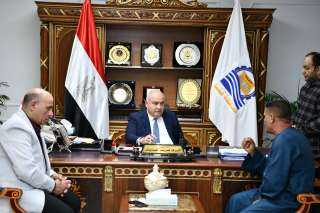 محافظ قنا يستقبل المواطنين بمكتبه...