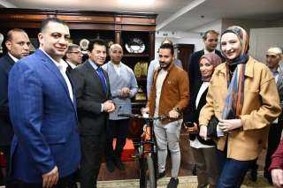 وزير الشباب والرياضة يسلم دراجات...