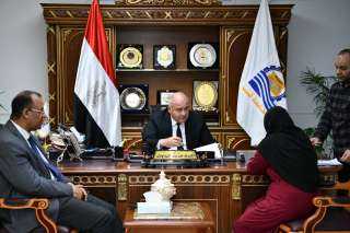 محافظ قنا يستقبل المواطنين بمكتبه...
