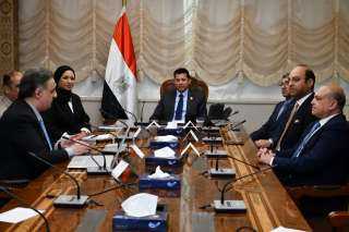 وزير الشباب والرياضة يبحث مع...
