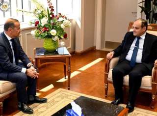 وزير التجارة والصناعة يبحث مع...