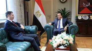 وزير الصحة يبحث مع سفير...
