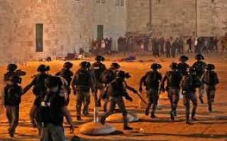 قوات الاحتلال تقتحم باحات المسجد...
