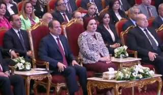 الرئيس السيسى والسيدة قرينته يصلان...