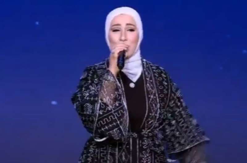 شاهد.. الرئيس  السيسي والسيدة قرينته يستمعان لابتهال للشيخ محمد عمران بصوت المطربة نداء شرارة