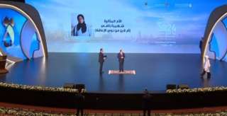 الرئيس السيسي يكرم عددا من...