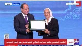 الرئيس السيسي يكرم الأخت سمية...