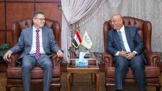 السفير الألماني بمصر يزور ميناء...