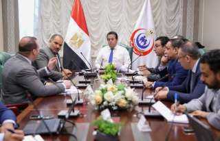 وزير الصحة يتابع الموقف التنفيذي...