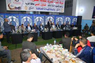 محافظ الغربية يشارك عمال غزل...