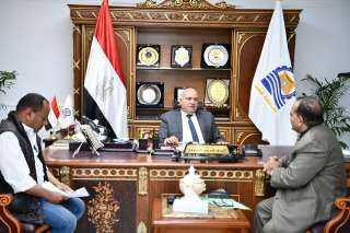 محافظ قنا يستعرض تطبيق منظومة...