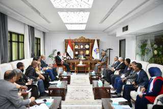 محافظ قنا يبحث سبل التعاون...