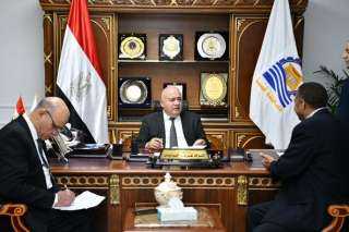 محافظ قنا يواصل استقبال المواطنين...