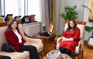 وزيرة الهجرة تبحث التعاون مع...