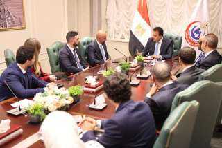 وزير الصحة يستقبل وفد شركة...