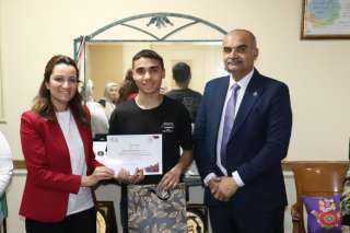 نائب المحافظ تكرم ١٠ طلاب...