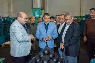 وزير الإنتاج الحربي يفاجيء عمال...