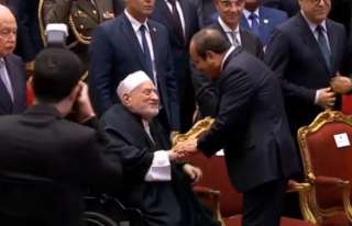 الرئيس السيسى يصافح الدكتور أحمد...