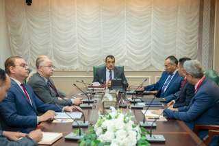 وزير الإنتاج الحربى  يبحث...