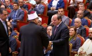 وزير الأوقاف يهدى الرئيس السيسى...