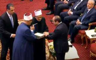 شاهد.. شيخ الأزهر يهدي الرئيس...