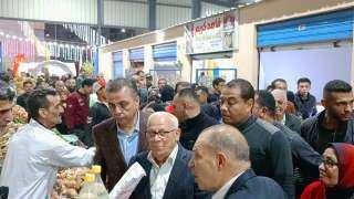 وسط توافد المواطنين .... محافظ...