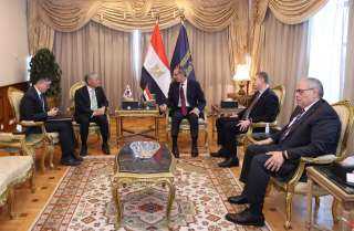 وزير الاتصالات يبحث مع سفير...