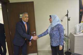 وزير العمل يهنئ العاملين بوزارة...