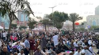 الآلاف يؤدون صلاة وخطبة عيد...
