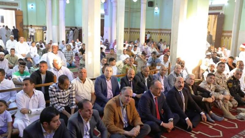 محافظ أسوان يؤدي صلاة عيد الفطر المبارك بمسجد الطابية