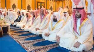 محمد بن سلمان يؤدي صلاة...