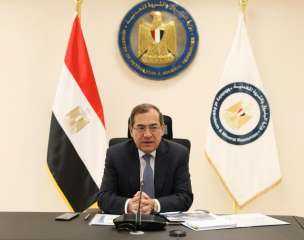 وزير البترول يتابع الموقف التنفيذى...
