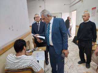 نائب رئيس جامعة الأزهر يتفقد...