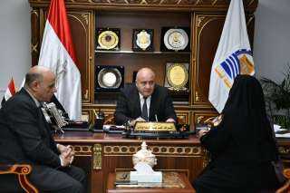 محافظ قنا يواصل استقبال المواطنين...