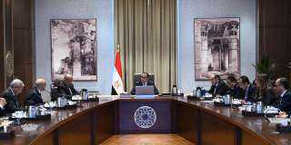 رئيس الوزراء يبحث مع مسئولي...