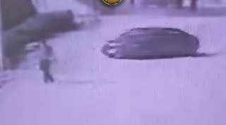 قيام قائد سيارة بحركات إستعراضية...