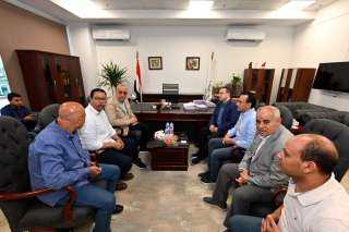 وزير الإسكان يعقد اجتماعا بمقر...