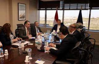 وزير السياحة والآثار يعقد اجتماعاً...