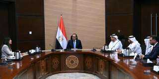 رئيس الوزراء يبحث مع مسئولى...
