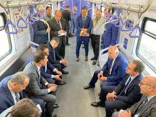 وزير النقل والسفير الفرنسي يستقلان...