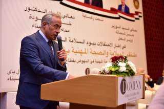 وزير العمل في بداية جولته...