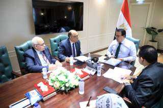 وزير الصحة يعقد اجتماعا ً...