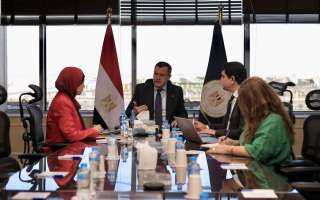 وزير السياحة والآثار يعقد الاجتماع...
